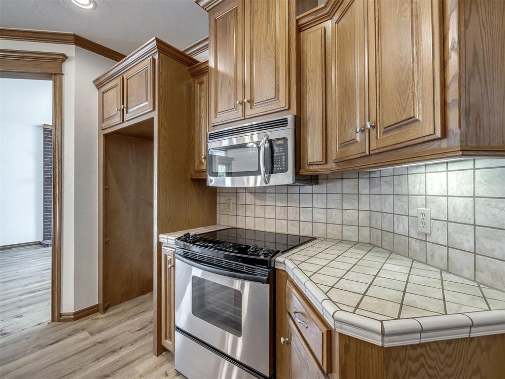 802 Hampton Court Property Photo 14