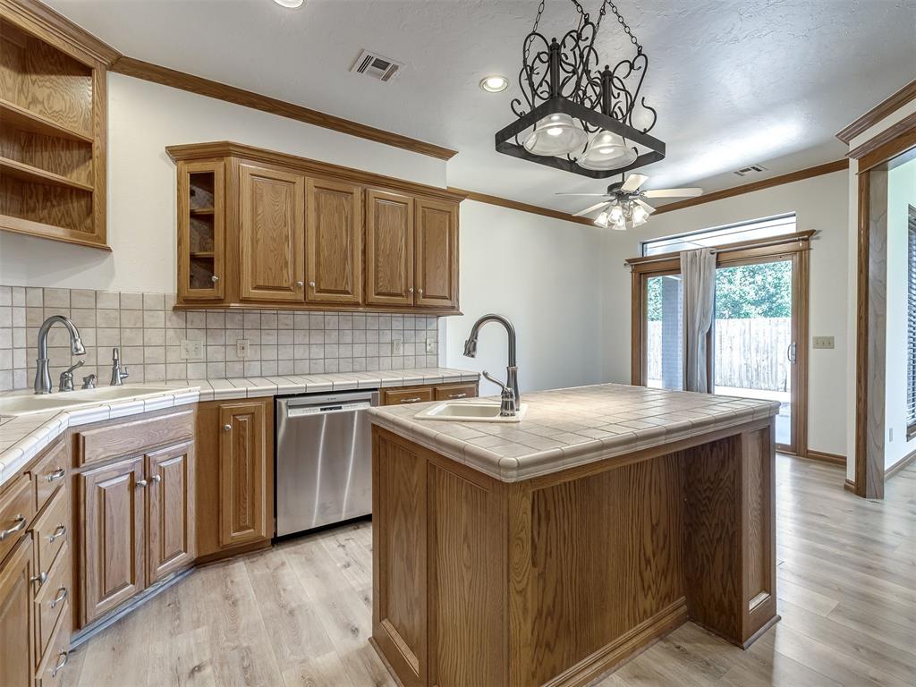 802 Hampton Court Property Photo 15