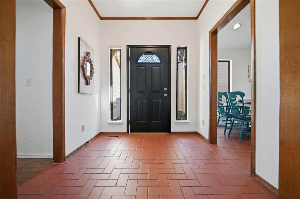 2301 Woodford Way Property Photo 3