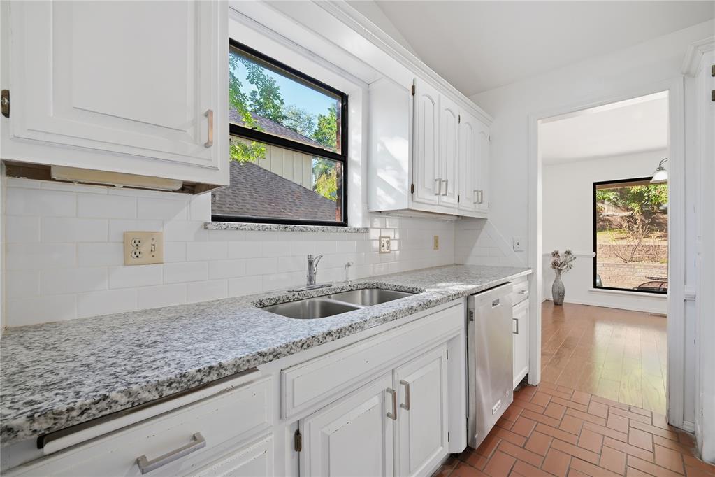 2301 Woodford Way Property Photo 13