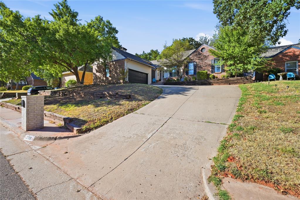 2301 Woodford Way Property Photo 35