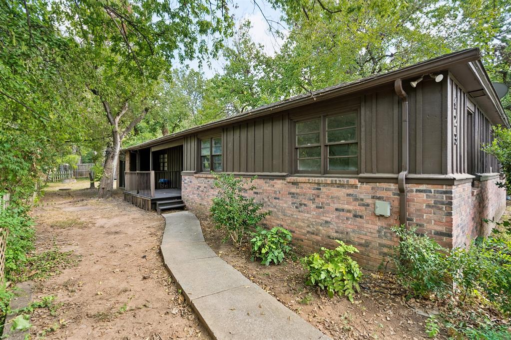 423 S Flood Avenue Property Photo 2