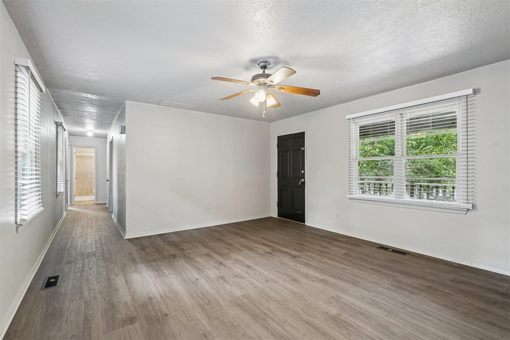 423 S Flood Avenue Property Photo 10