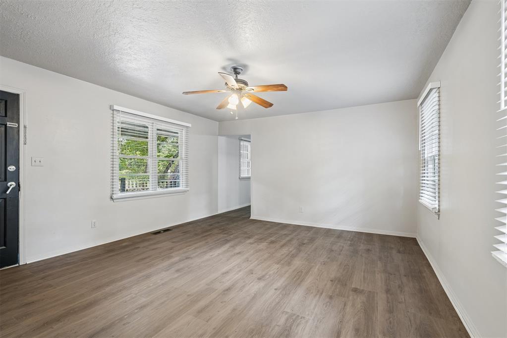 423 S Flood Avenue Property Photo 11