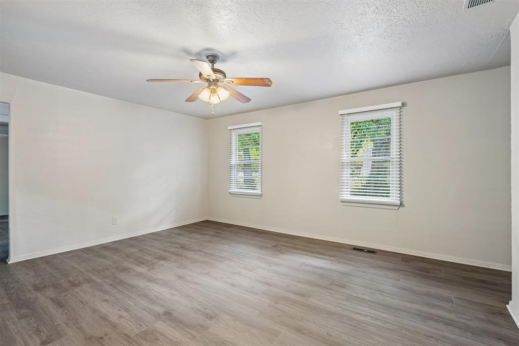 423 S Flood Avenue Property Photo 13