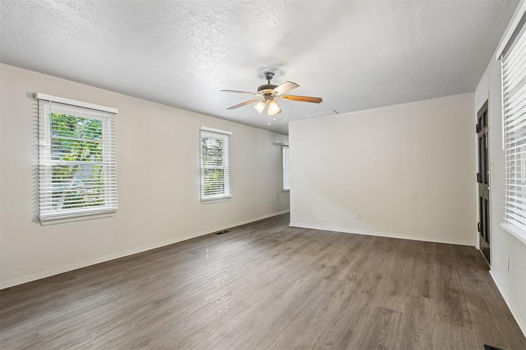 423 S Flood Avenue Property Photo 14