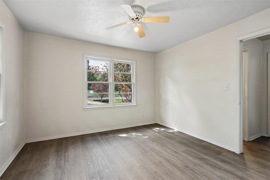 423 S Flood Avenue Property Photo 25