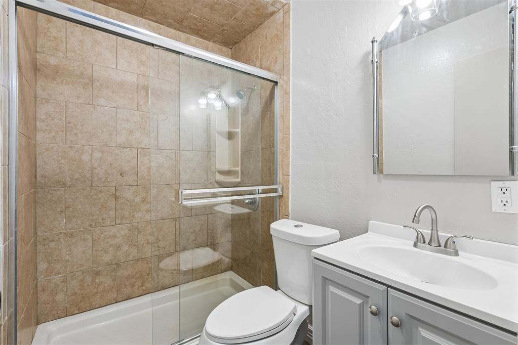 423 S Flood Avenue Property Photo 33