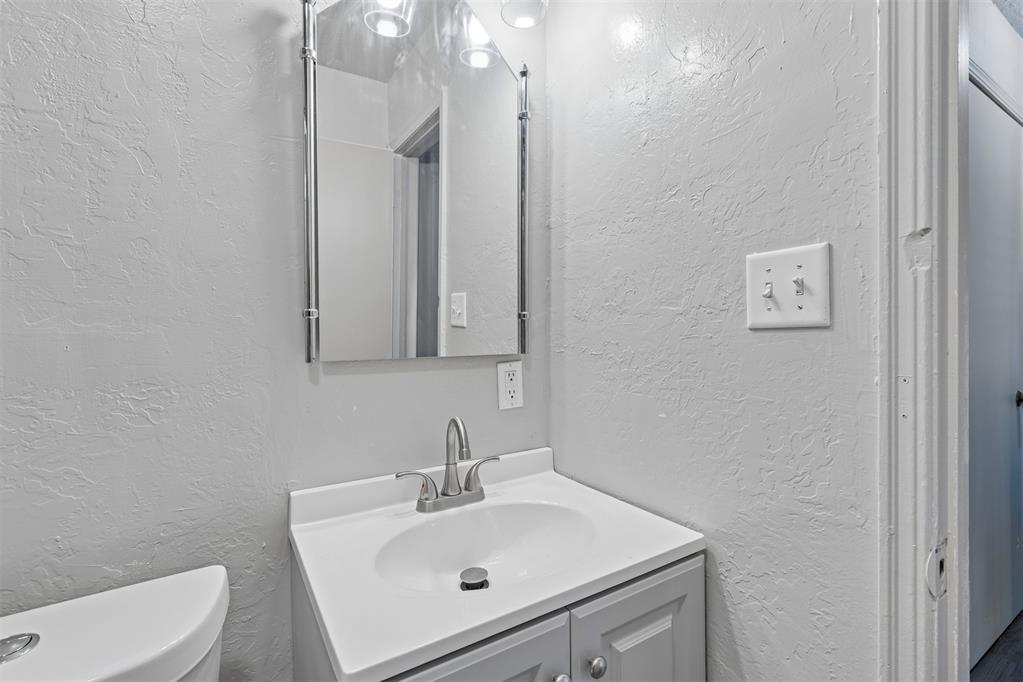 423 S Flood Avenue Property Photo 34