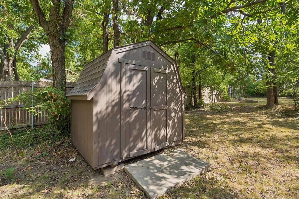 423 S Flood Avenue Property Photo 40