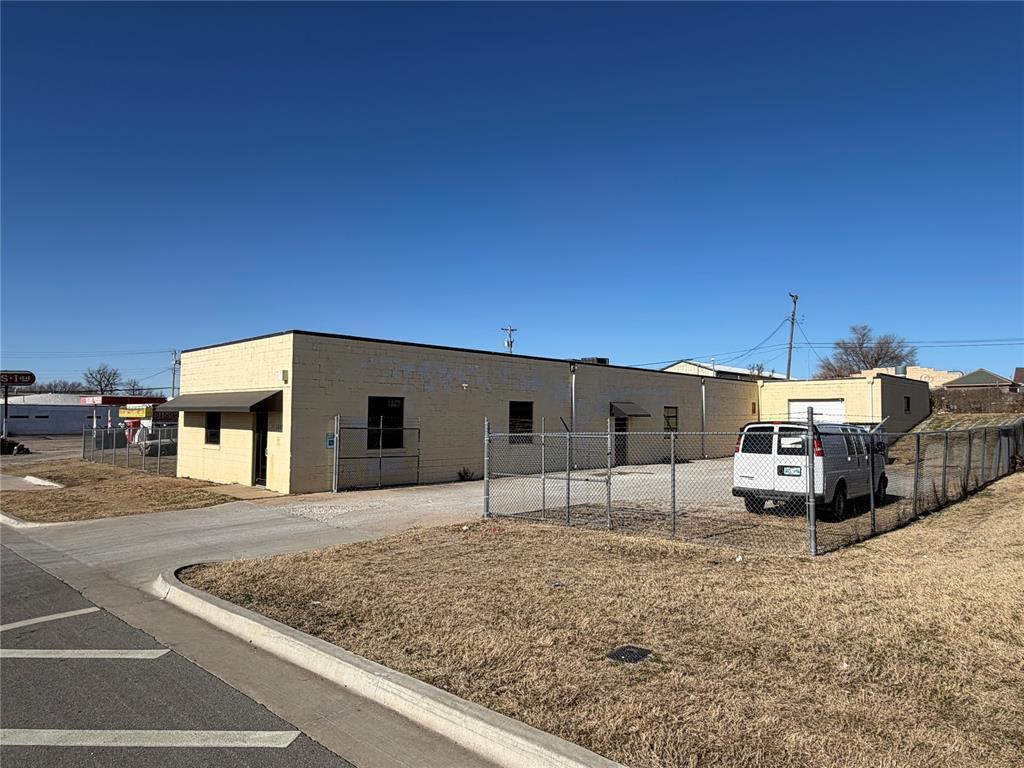 1825 W Main Street Property Photo 3