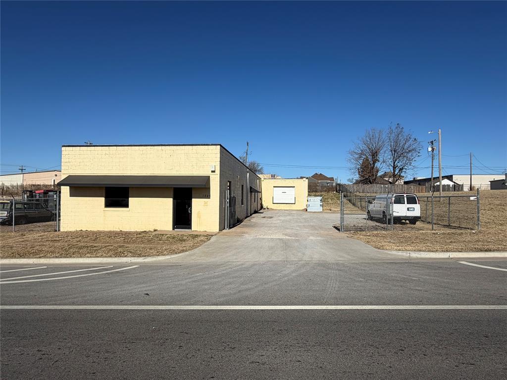 1825 W Main Street Property Photo 4