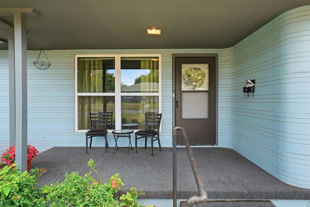 220 Davis Boulevard Property Photo 3