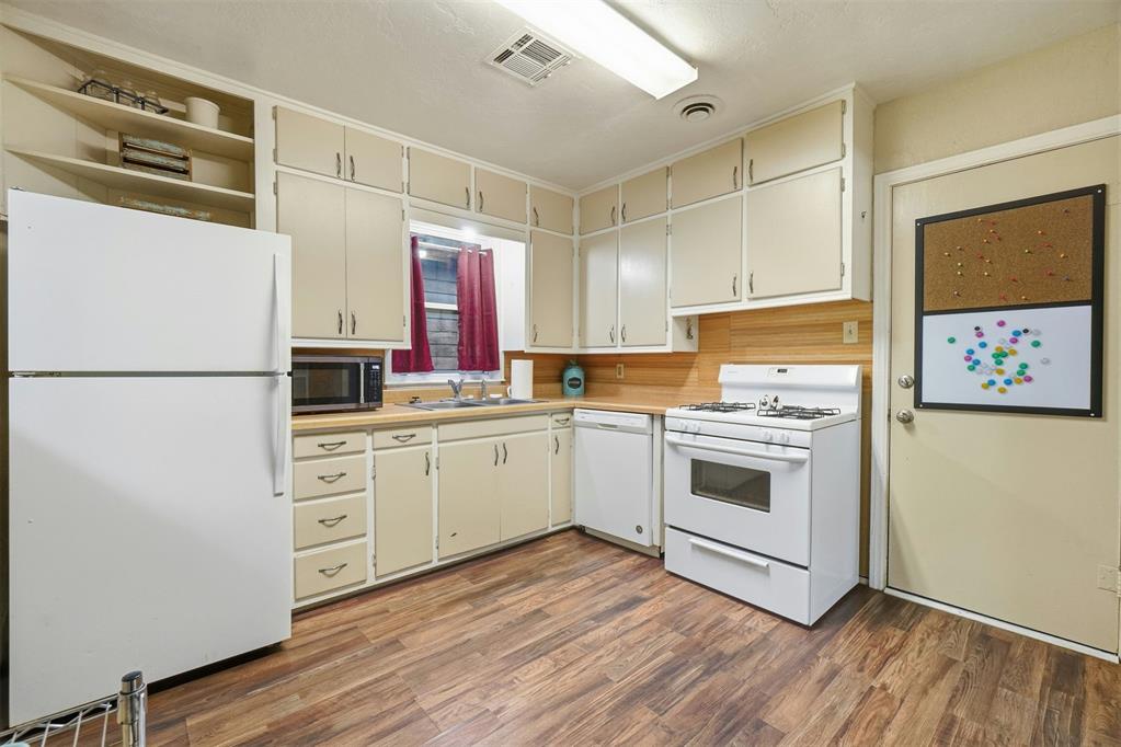 220 Davis Boulevard Property Photo 9