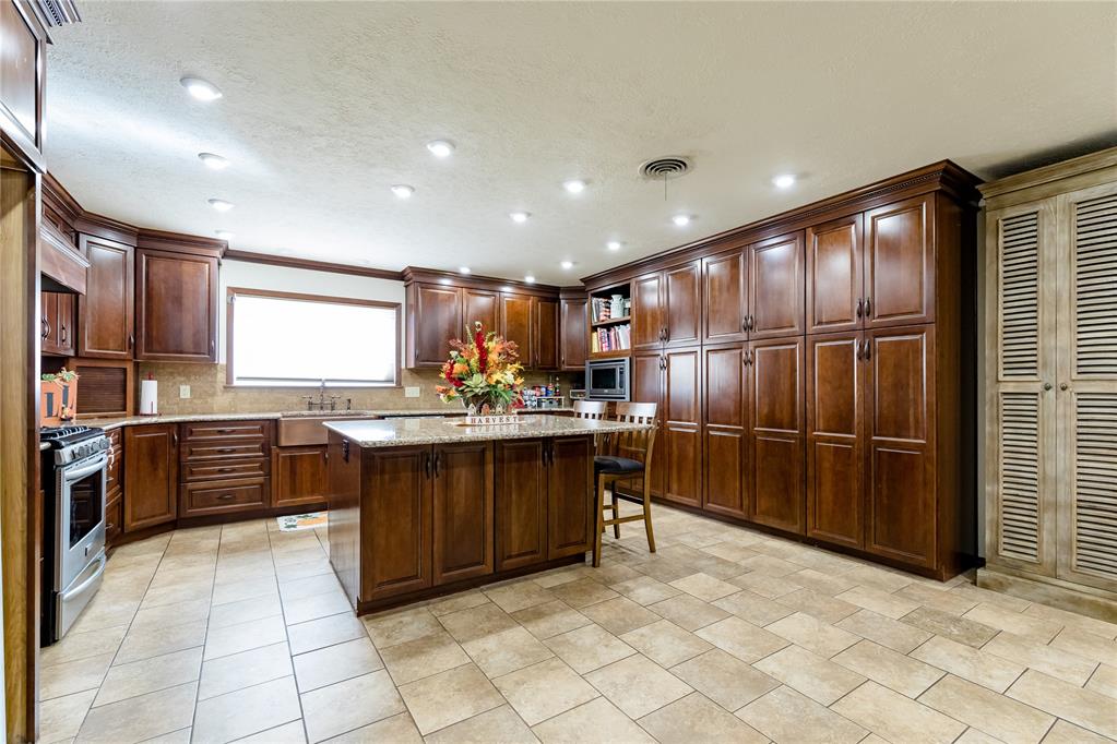 903 S Cearlock Avenue Property Photo 3