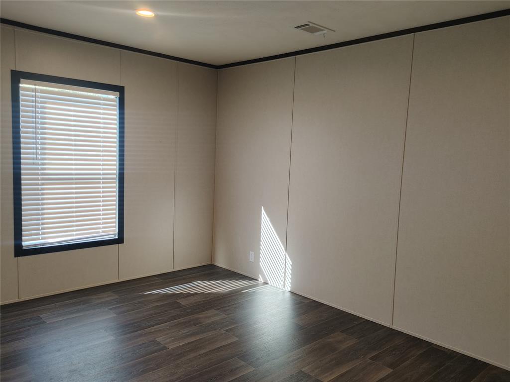 4001 N Oak Grove Road Property Photo 9