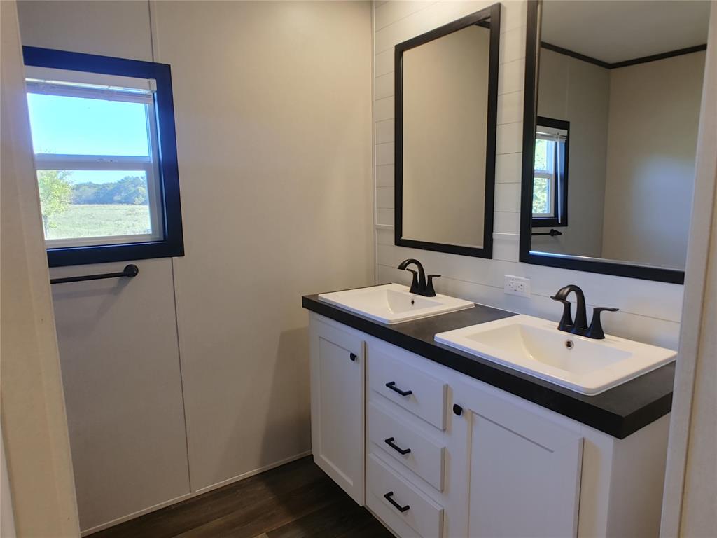 4001 N Oak Grove Road Property Photo 10