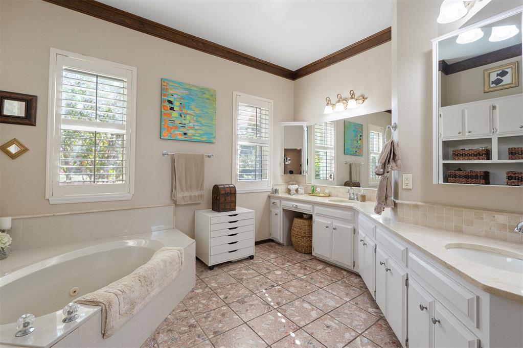 841 Nw Glenlake Drive Property Photo 19