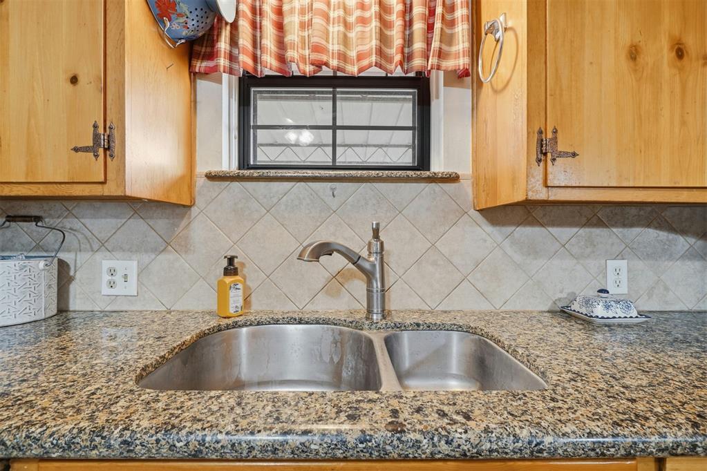 916 N Byers Avenue Property Photo 13