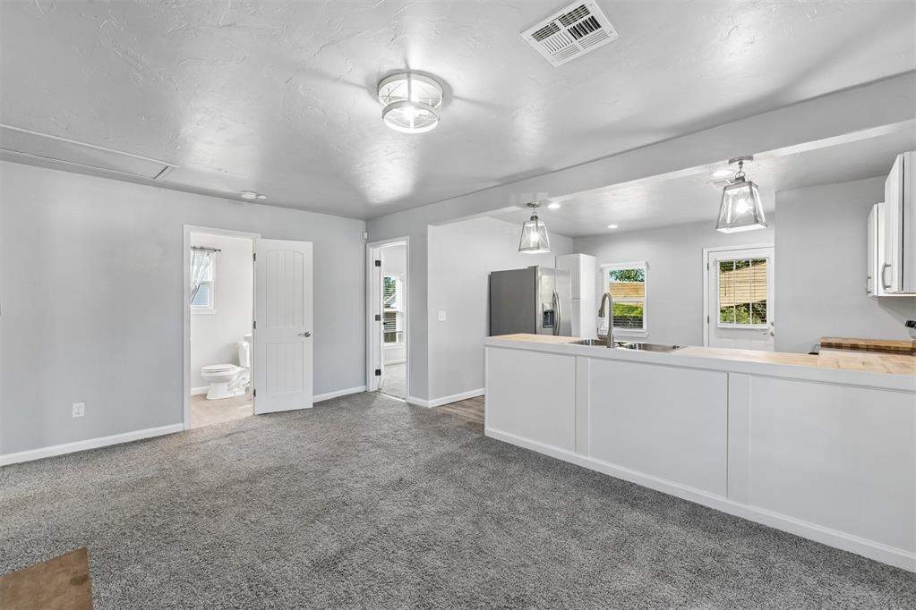 703 S Dewey Avenue Property Photo 4
