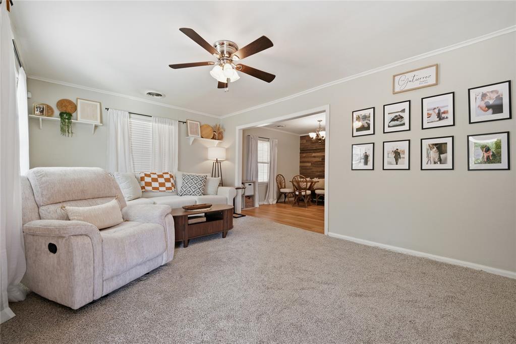1109 E Oak Street Property Photo 2