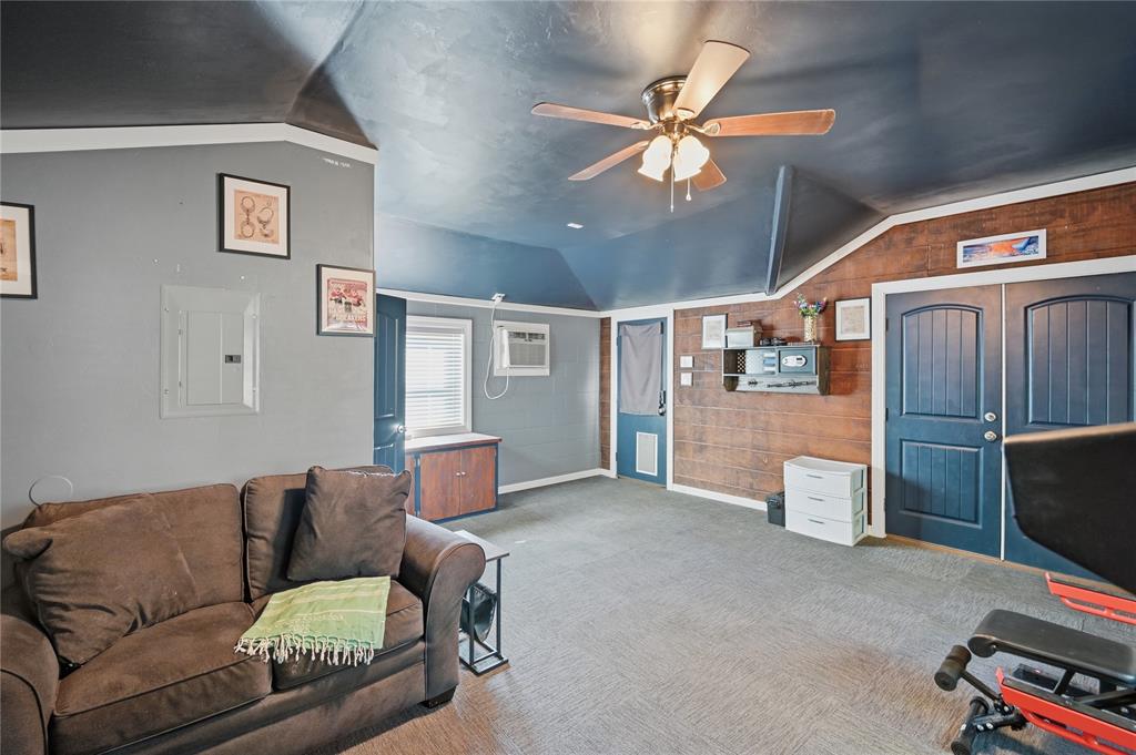 1109 E Oak Street Property Photo 3