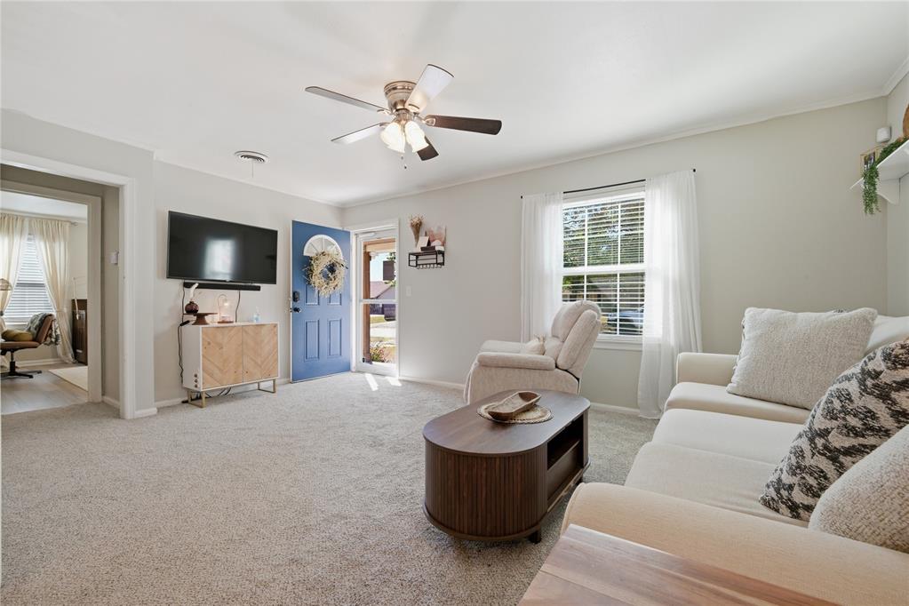 1109 E Oak Street Property Photo 6