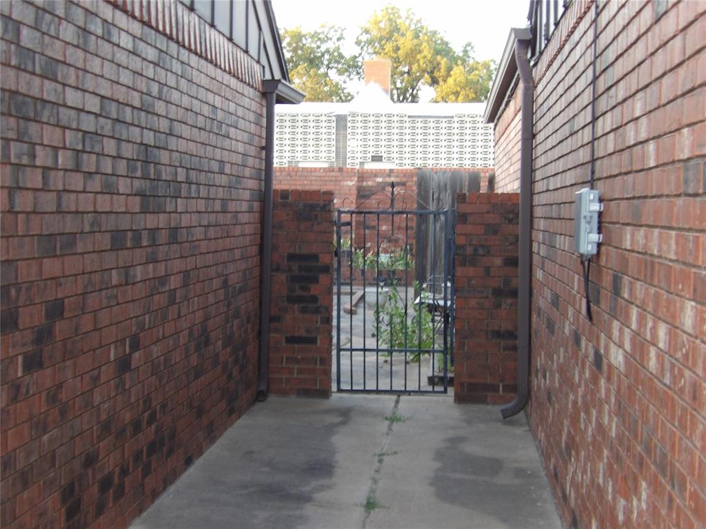 2122 Camelot Drive Property Photo 3