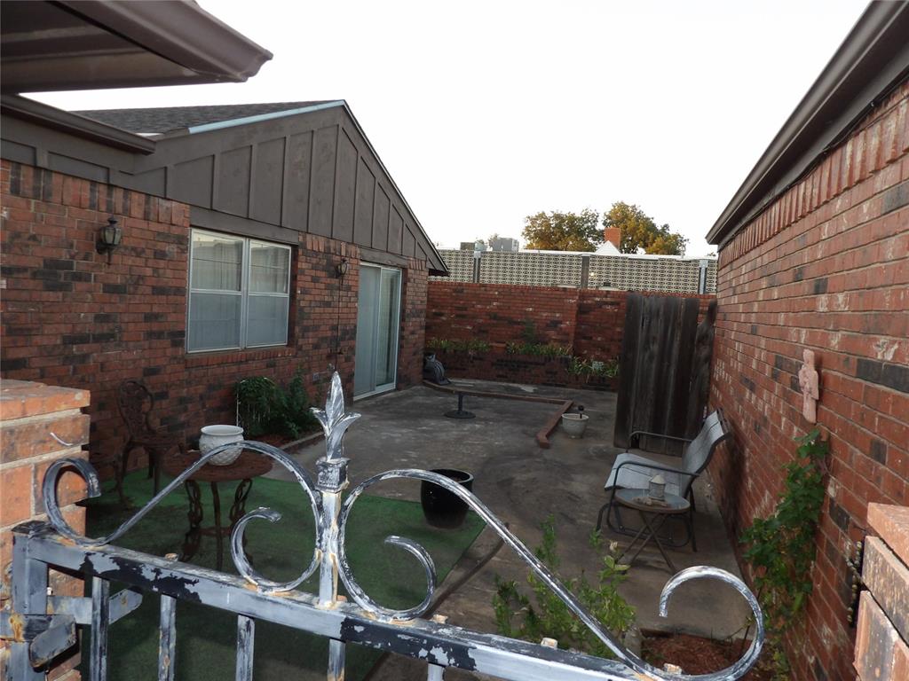 2122 Camelot Drive Property Photo 4