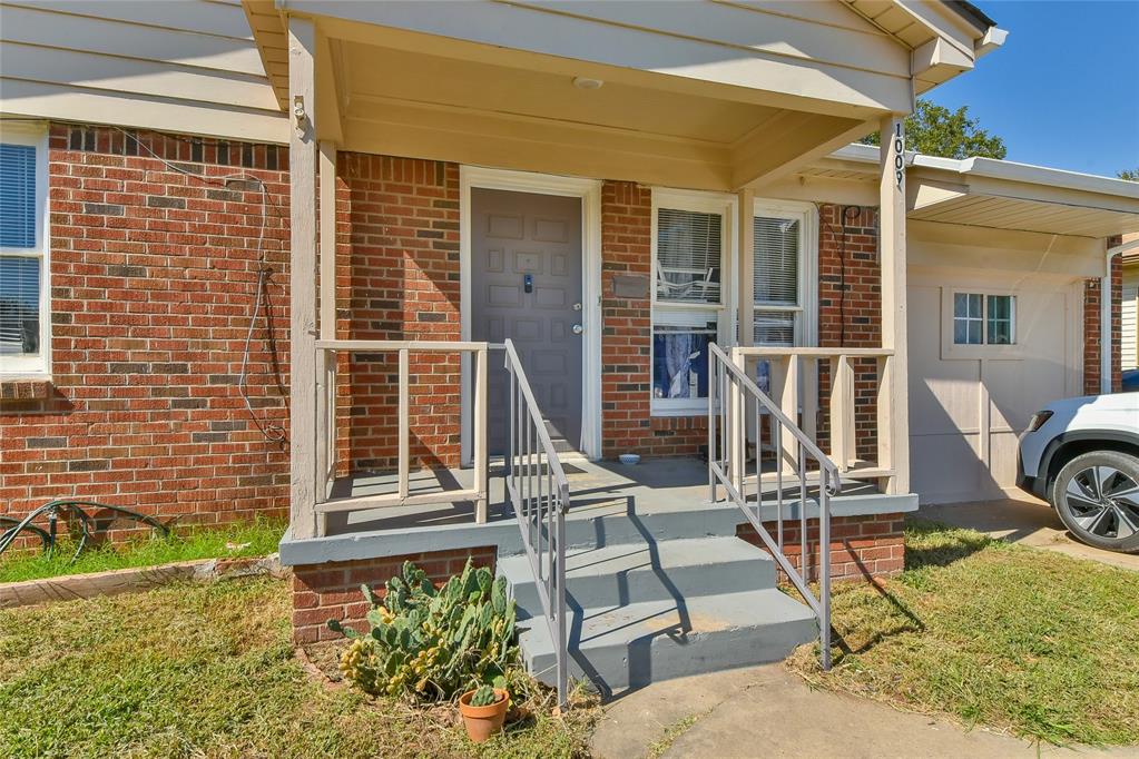 1009 N Farra Drive Property Photo 2