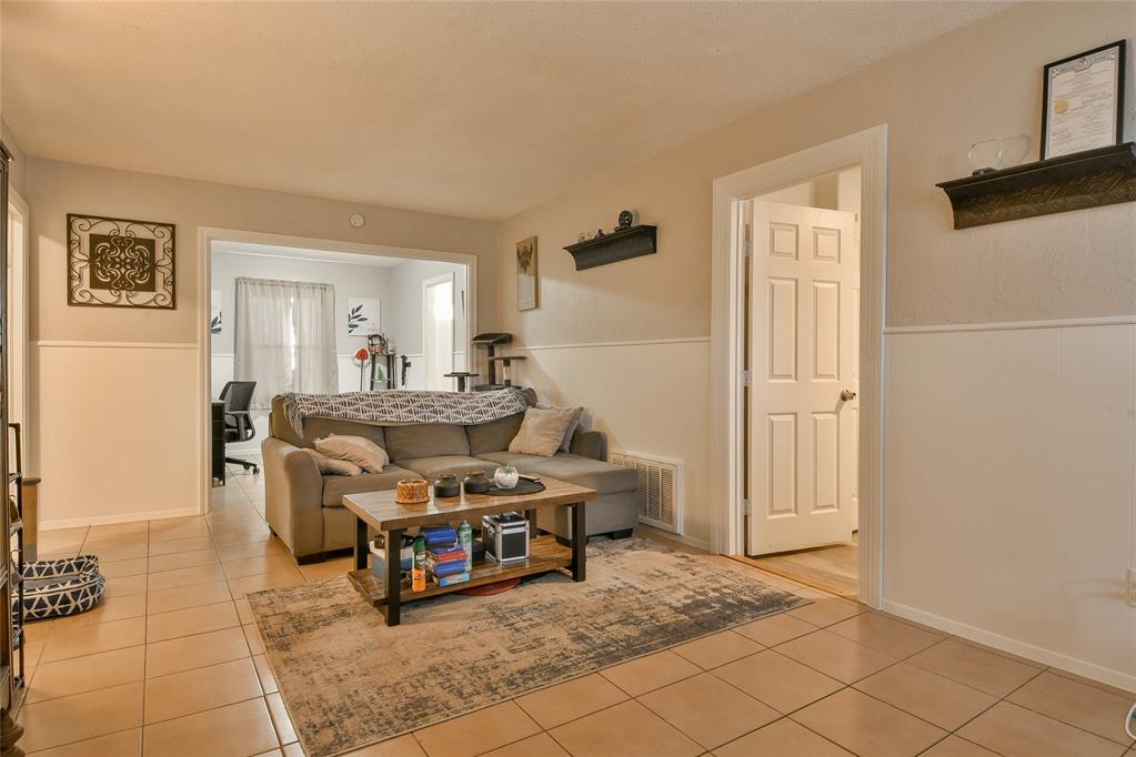 1009 N Farra Drive Property Photo 3