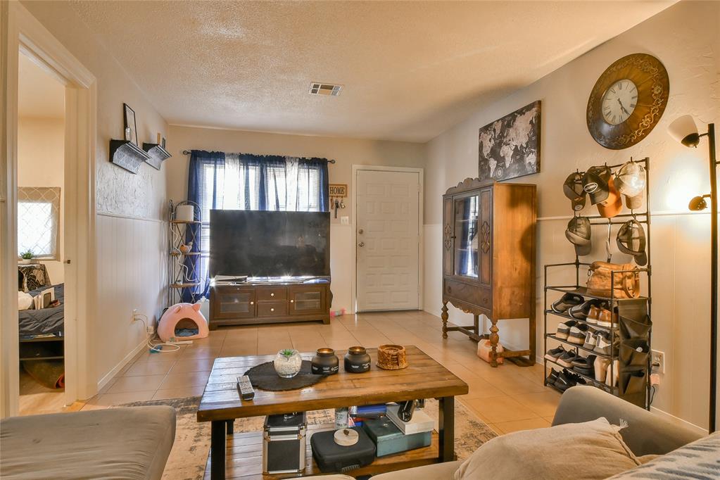 1009 N Farra Drive Property Photo 4