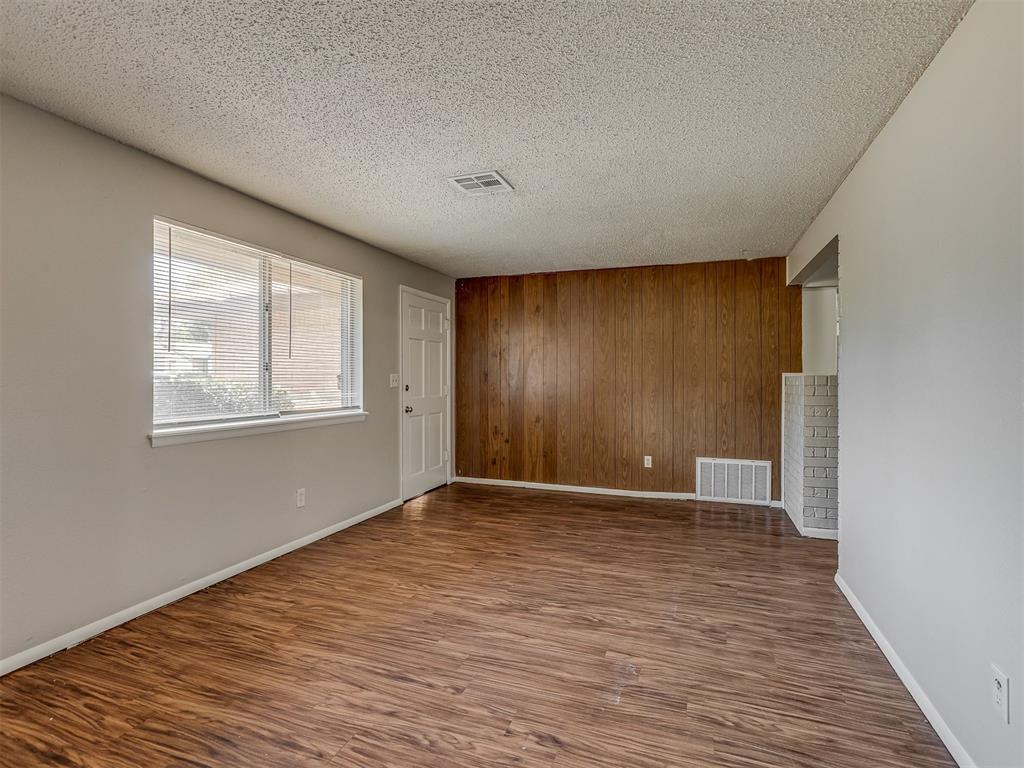 3301 Greenbrier Terrace Property Photo 2