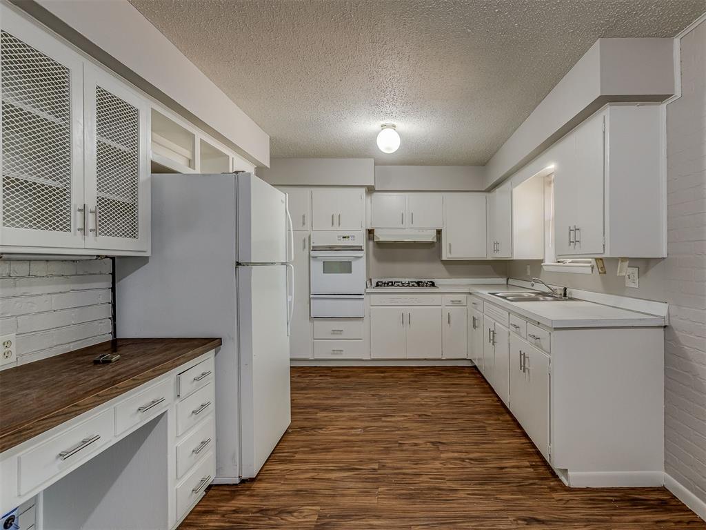 3301 Greenbrier Terrace Property Photo 3
