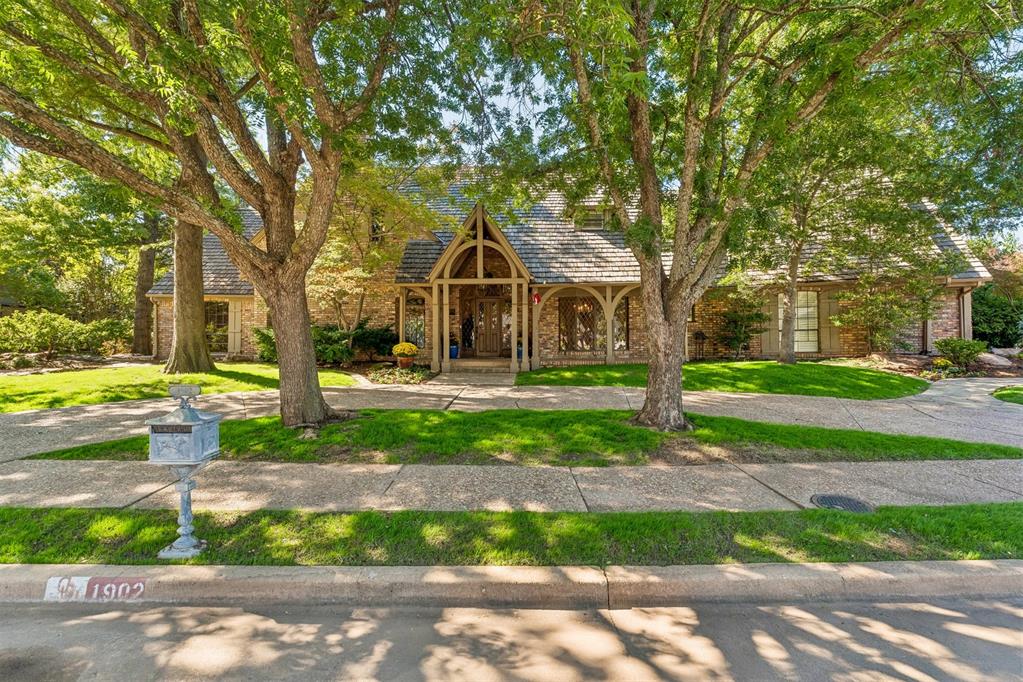 1902 Pin Oak Circle Property Photo 1