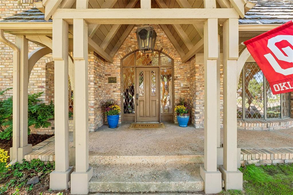 1902 Pin Oak Circle Property Photo 3