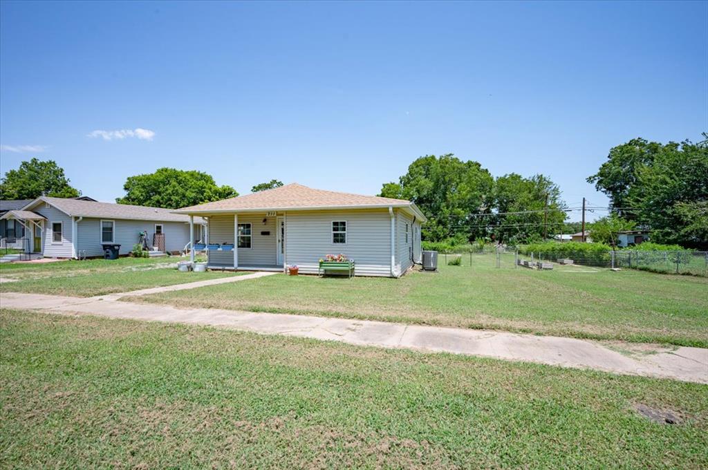 211 E 2nd Street Property Photo 4