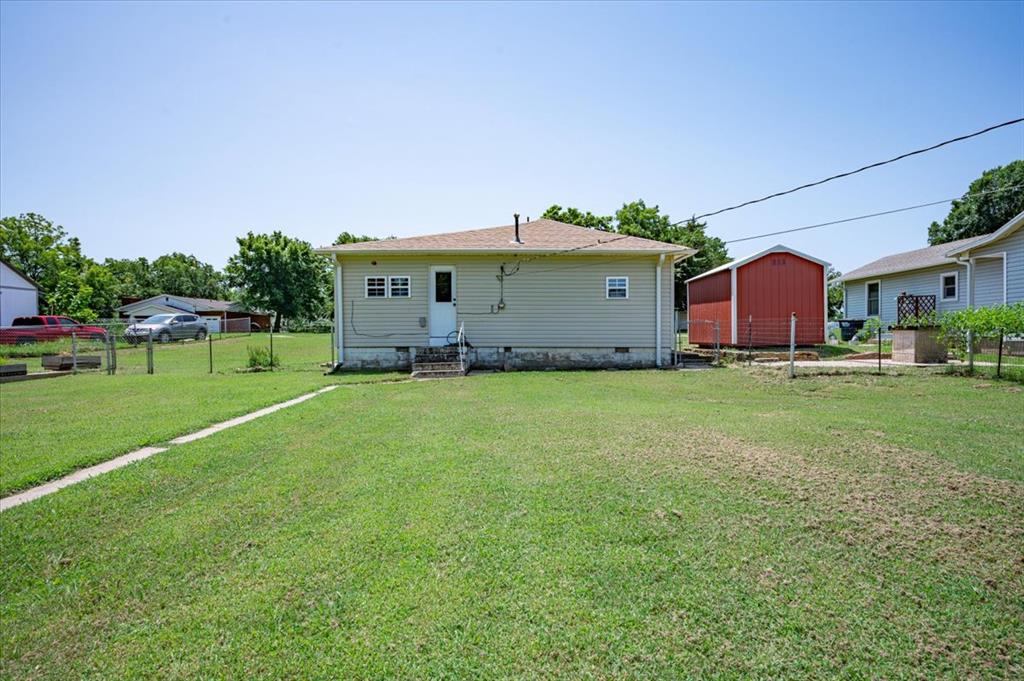 211 E 2nd Street Property Photo 8