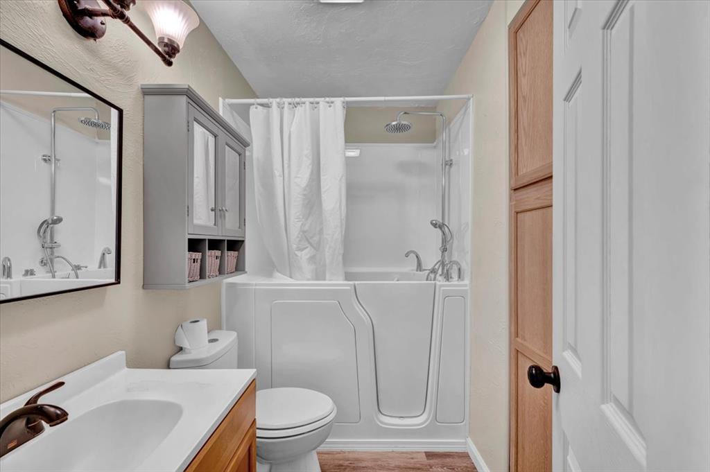211 E 2nd Street Property Photo 19