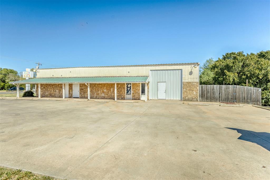9228 N Rockwell Property Photo 3