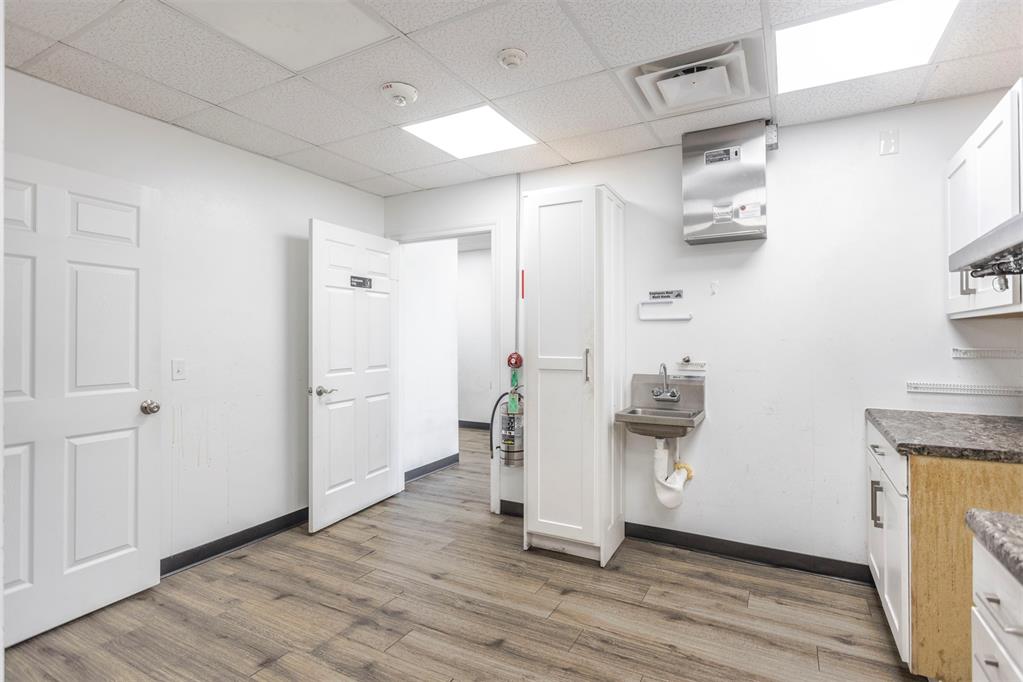9228 N Rockwell Property Photo 10