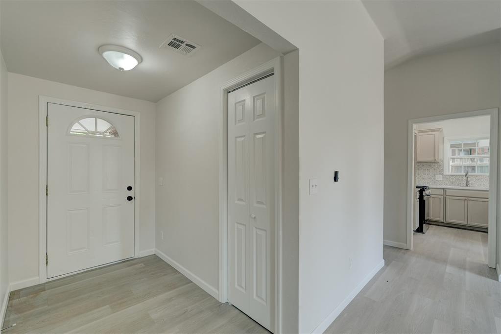 11601 Matthews Avenue Property Photo 3