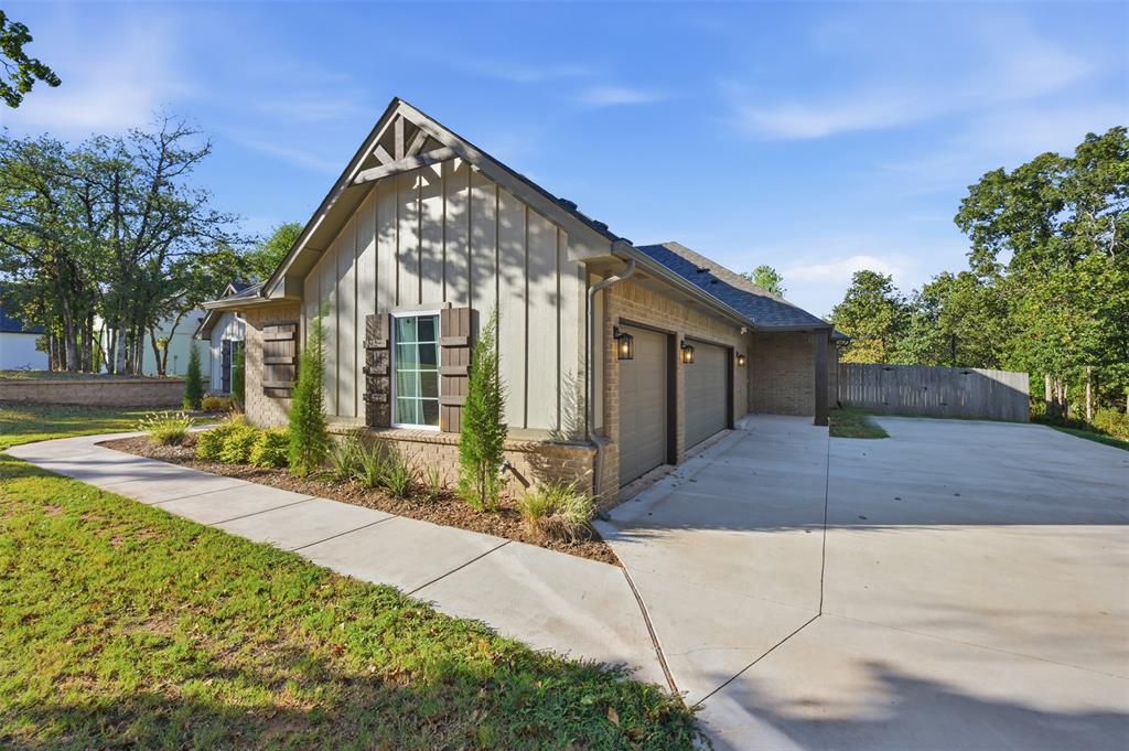 8220 Red Feather Property Photo 3