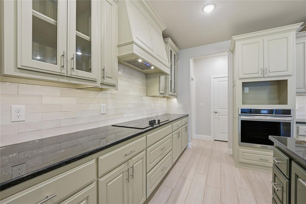 8220 Red Feather Property Photo 10