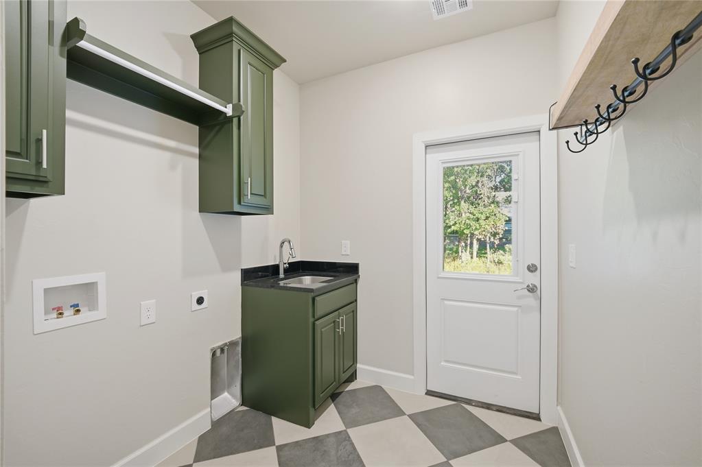 8220 Red Feather Property Photo 28