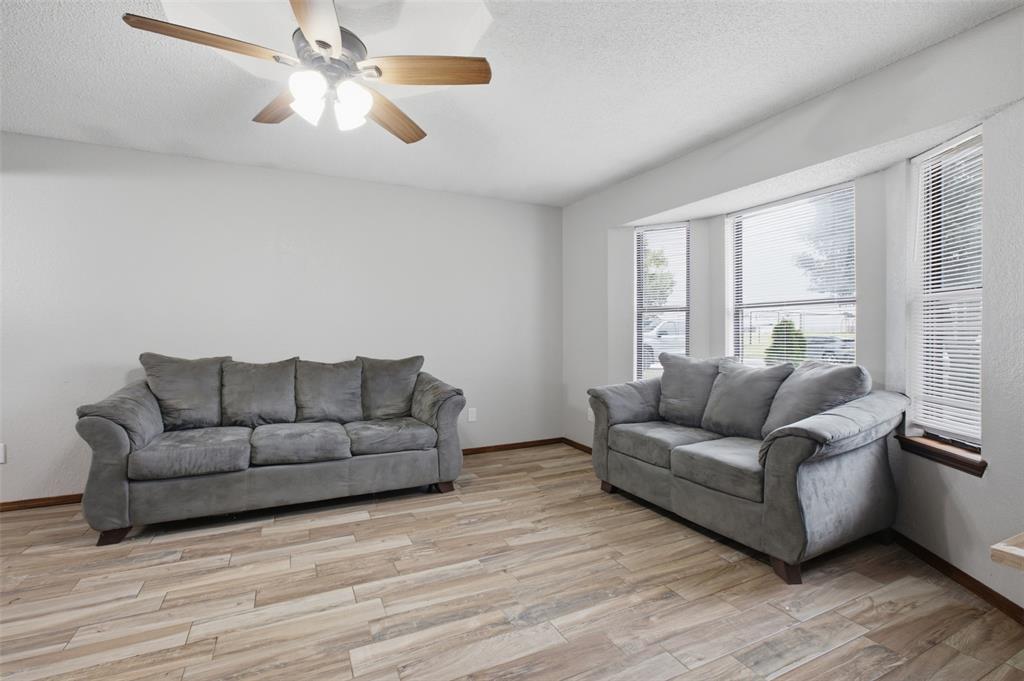 221 W Strasburg Way Property Photo 10