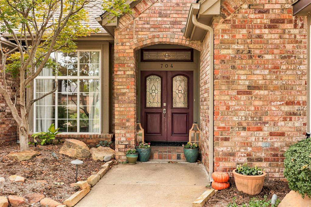 704 Glenridge Drive Property Photo 2