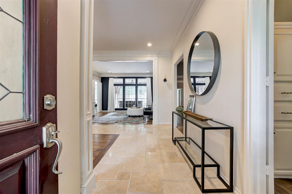 704 Glenridge Drive Property Photo 3