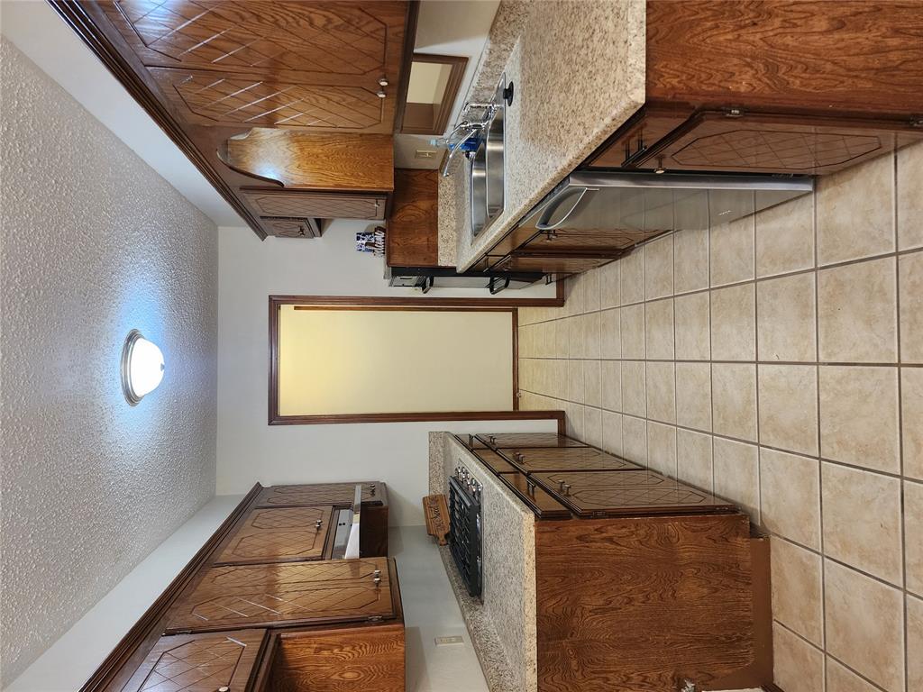 2605 N Donald Avenue Property Photo 2