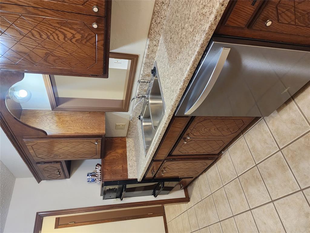 2605 N Donald Avenue Property Photo 8